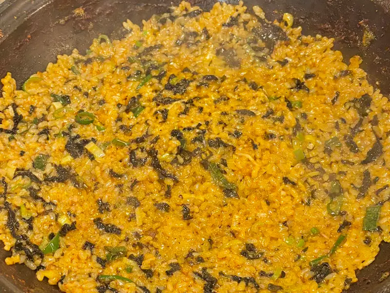 볶음밥이 완성된 모습. 김 가루와 참기름의 고소한 향이 느껴지는 듯하다.