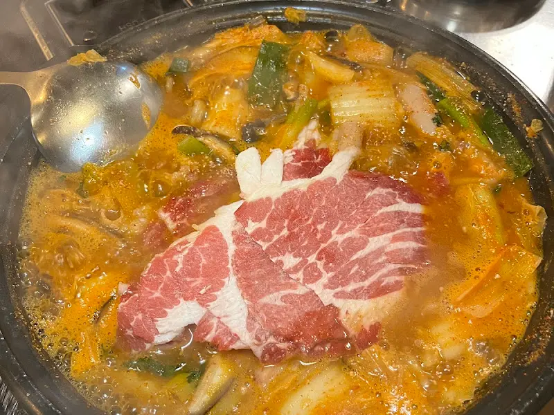 차돌박이가 익어가는 모습. 국물에 차돌박이의 기름이 녹아들고 있다.