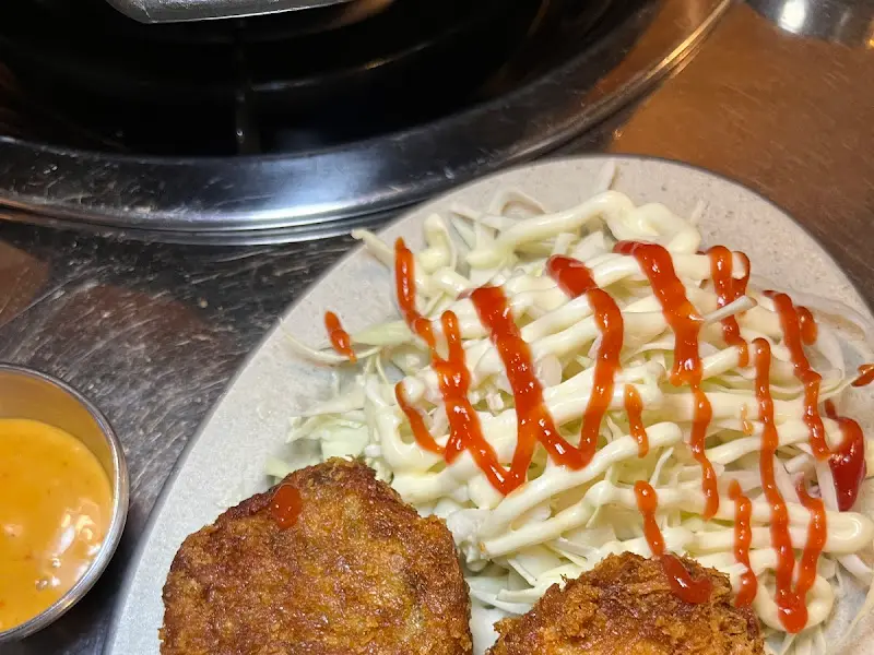 고기완자튀김의 모습. 겉은 바삭하고 속은 촉촉해 보인다.