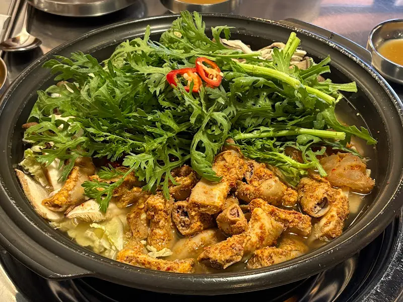 소곱창전골이 끓기 전 모습. 푸짐한 야채와 곱창이 인상적이다.