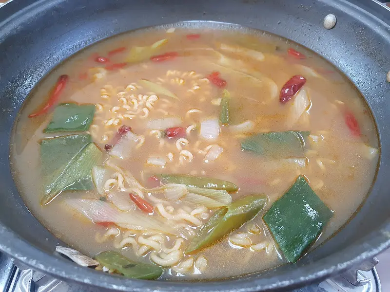 라면 사리를 넣은 황제라면