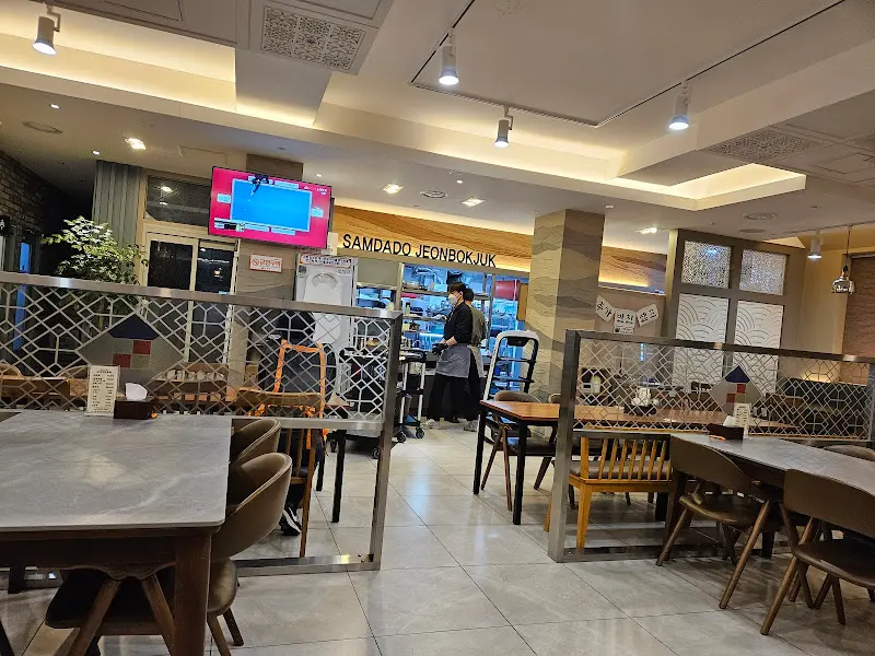 삼다도전복죽 내부