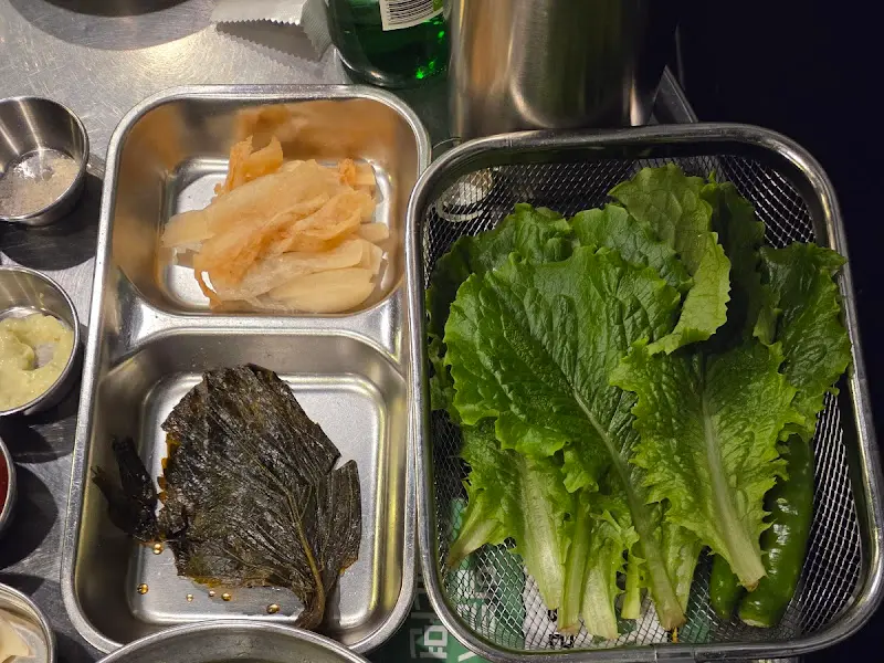 고기와 함께 곁들여 먹는 다양한 밑반찬들