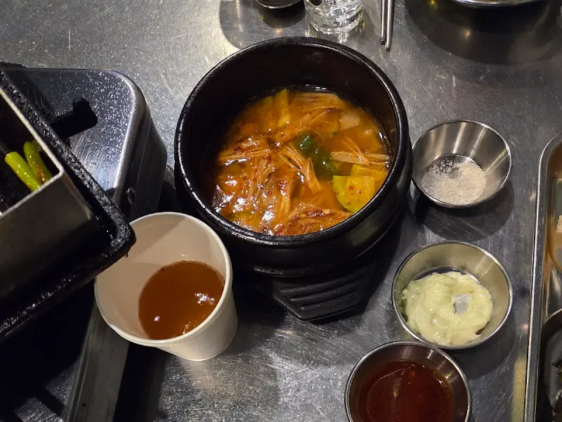 기본으로 제공되는 된장국. 버섯이 듬뿍 들어가 더욱 깊은 맛을 낸다.