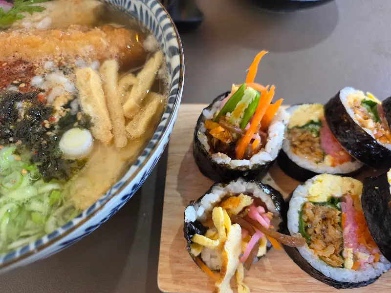 김밥과 우동 한 상 차림