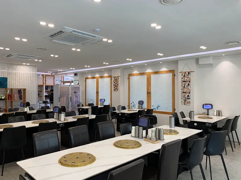 넓고 깔끔한 매장 내부