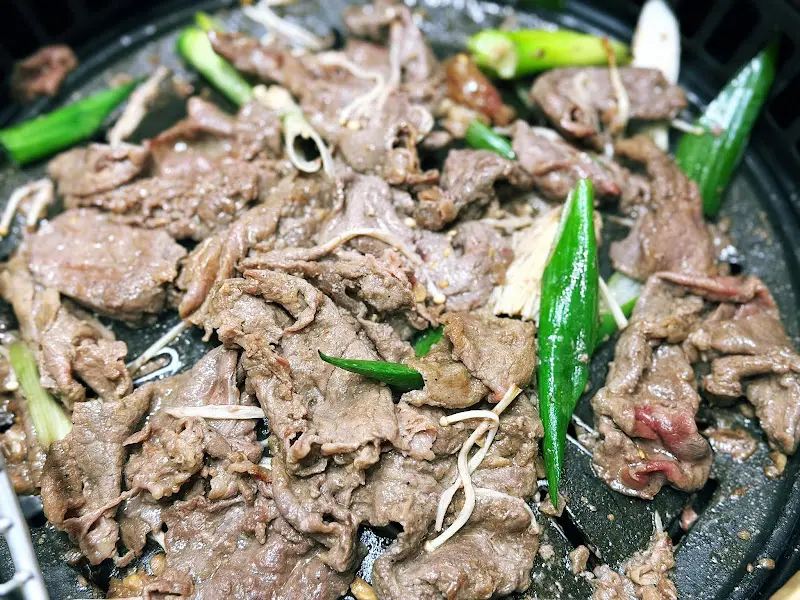 숯불 위에 구워지는 한우 불고기