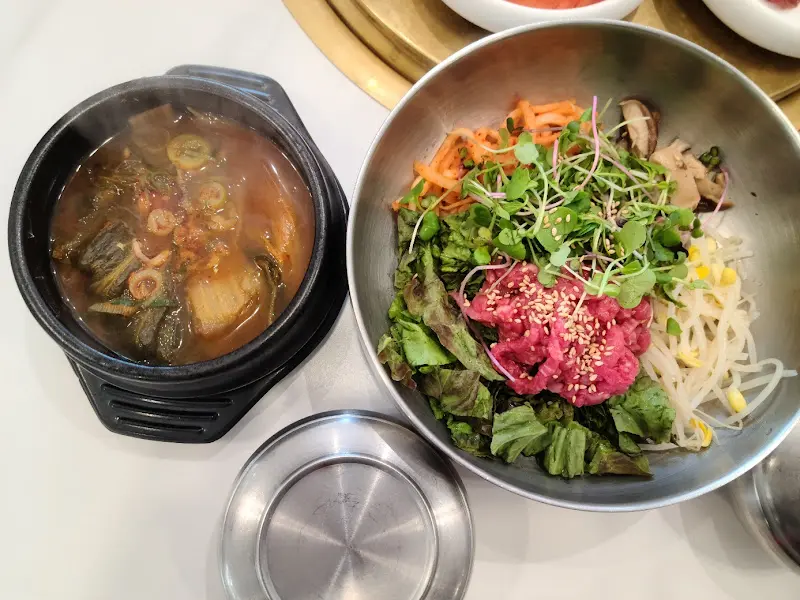 육회비빔밥과 우거지탕 한 상 차림