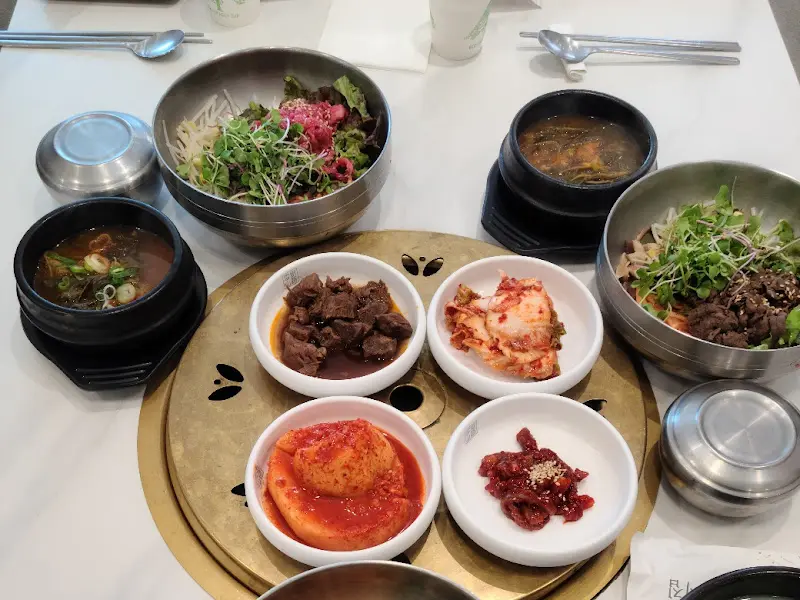 육회비빔밥과 밑반찬