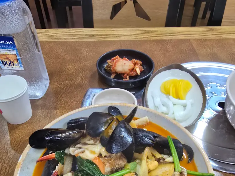 아산짬뽕 내부 테이블