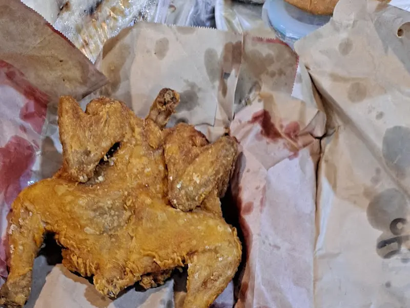 종이 포장지에 담겨 나온 옛날 치킨