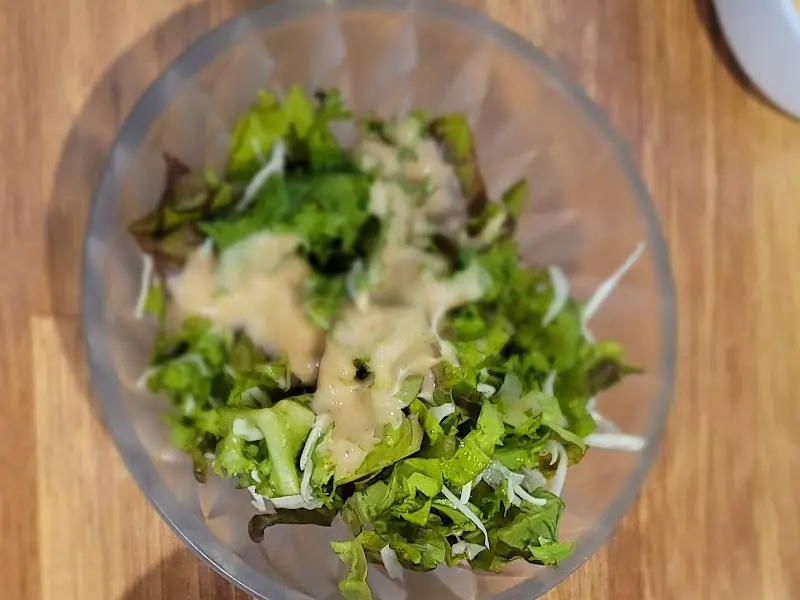 신선한 샐러드와 따뜻한 미소 장국