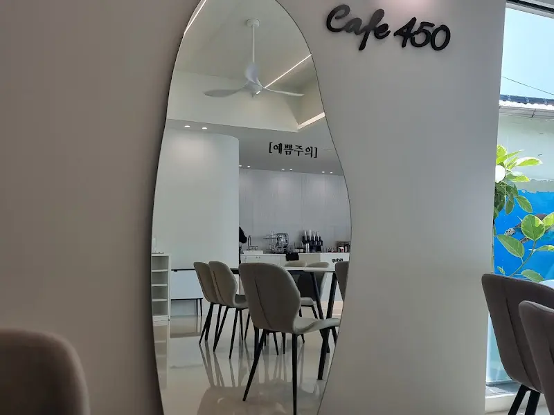 카페 내부의 모습이 담긴 사진. 벽에 걸린 독특한 형태의 거울이 눈에 띈다.