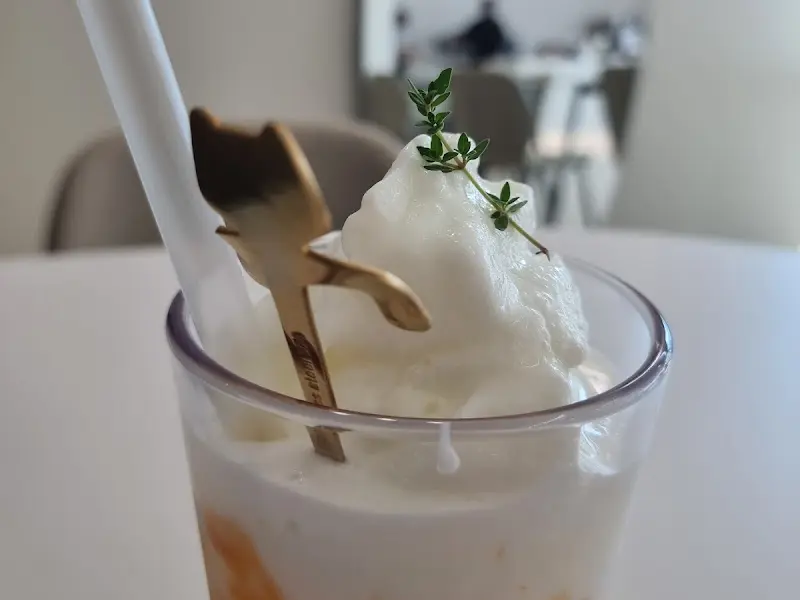 음료 위에 예쁜 장식이 올려져 있는 모습. 섬세한 플레이팅이 돋보인다.