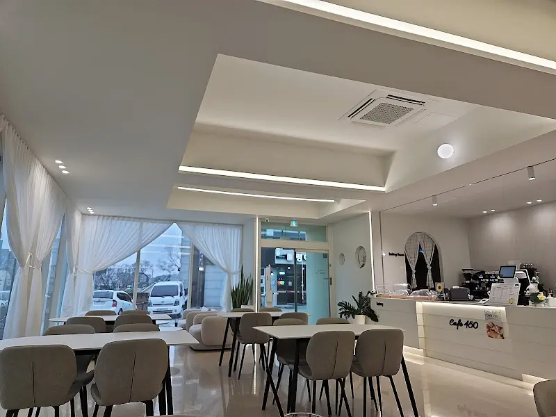 카페 내부의 전경 사진. 넓고 깔끔한 공간이 인상적이다.