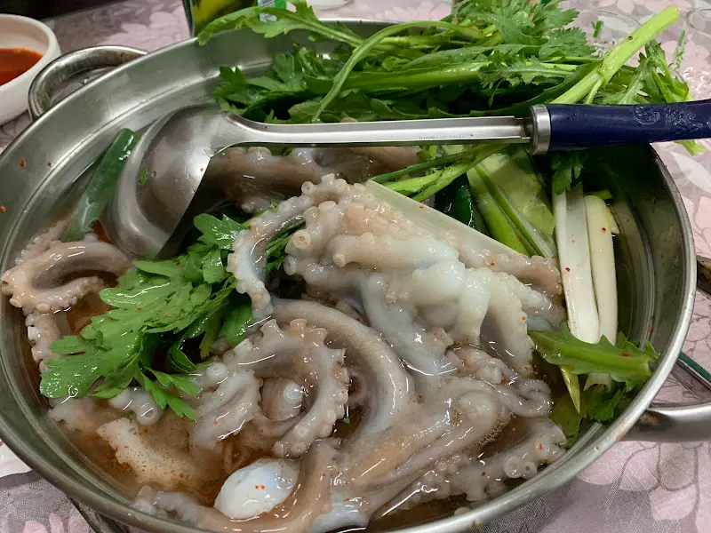 전골 냄비 가득한 낙지