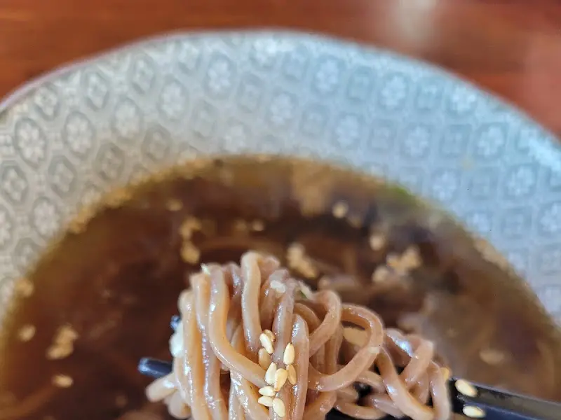 테이블 가득한 초밥