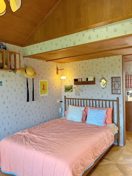 포근한 침대와 아늑한 분위기의 침실