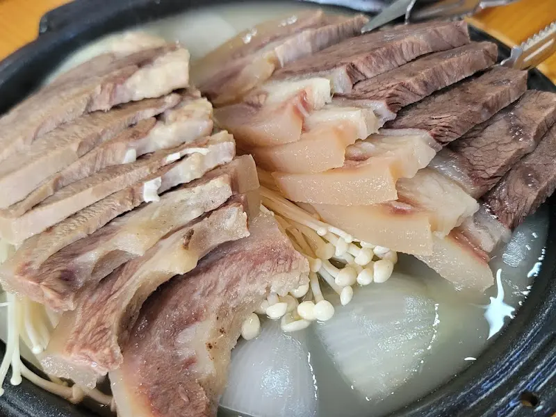 두툼하게 썰린 소머리 수육