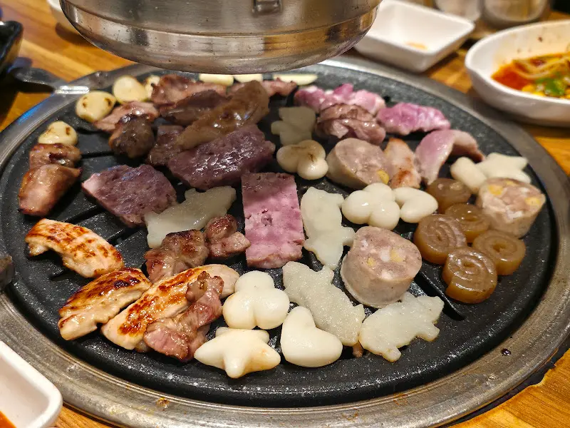 숯불 위 돼지고기 특수부위