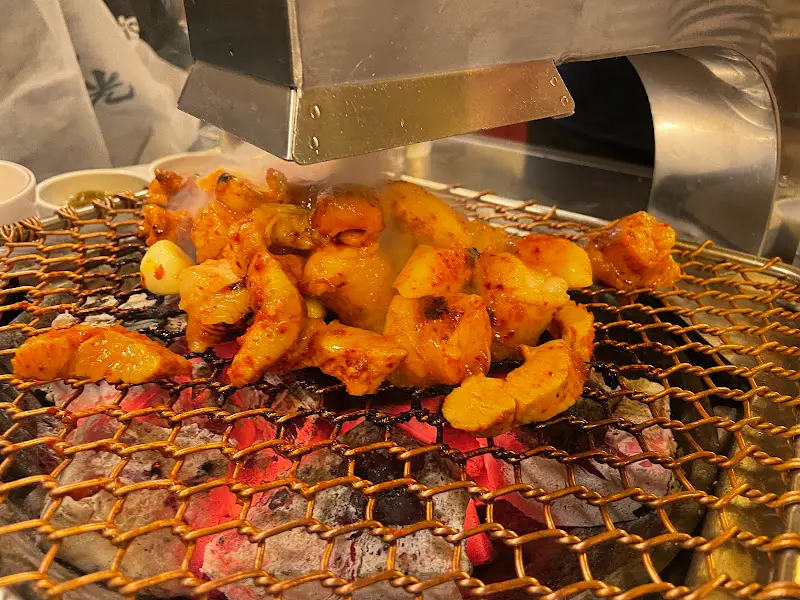 숯불 위에서 익어가는 대창과 마늘