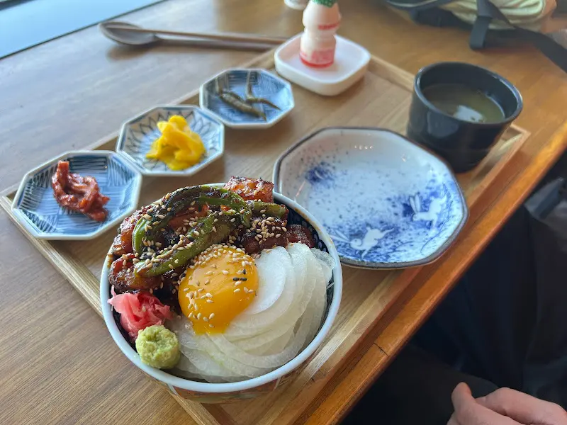 대창덮밥과 반찬