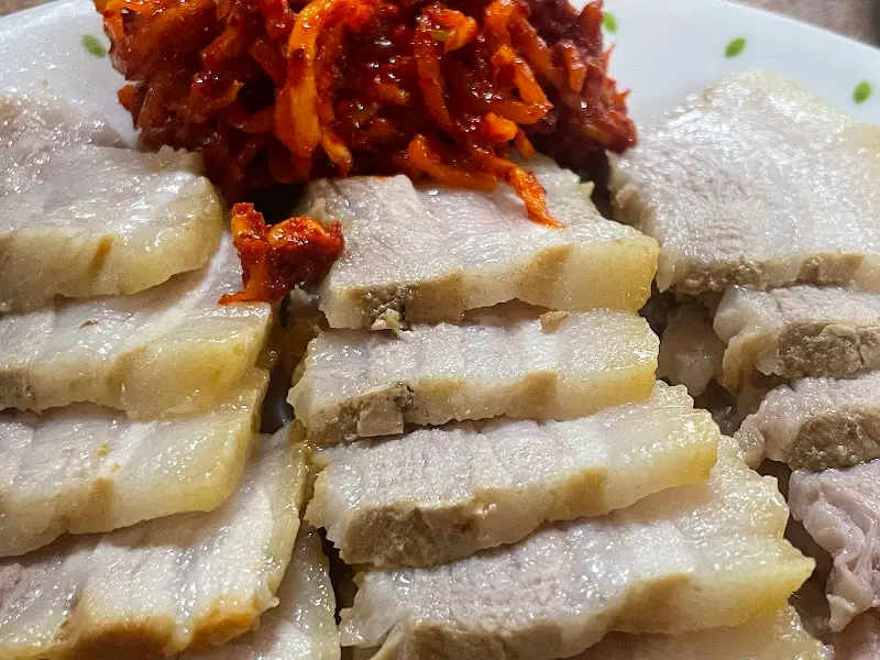 촉촉한 수육과 매콤한 무말랭이