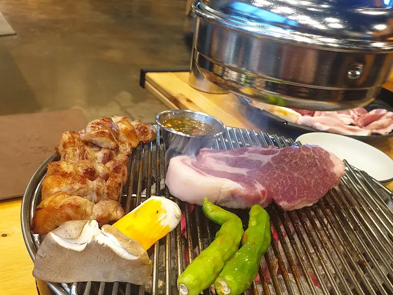 숯불 위에서 익어가는 돼지고기