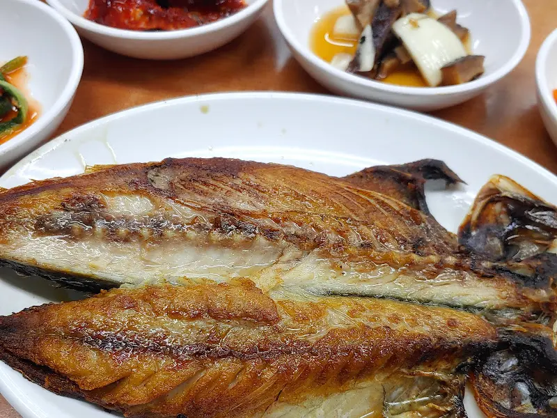 노릇하게 구워진 자반구이