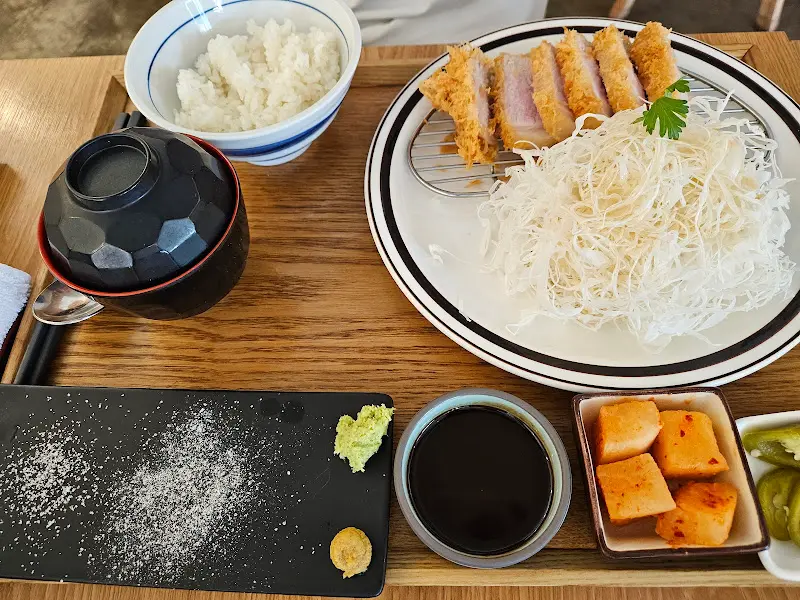 정갈한 돈까스 한상차림