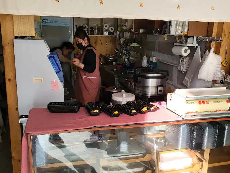 김밥을 만들고 계시는 사장님