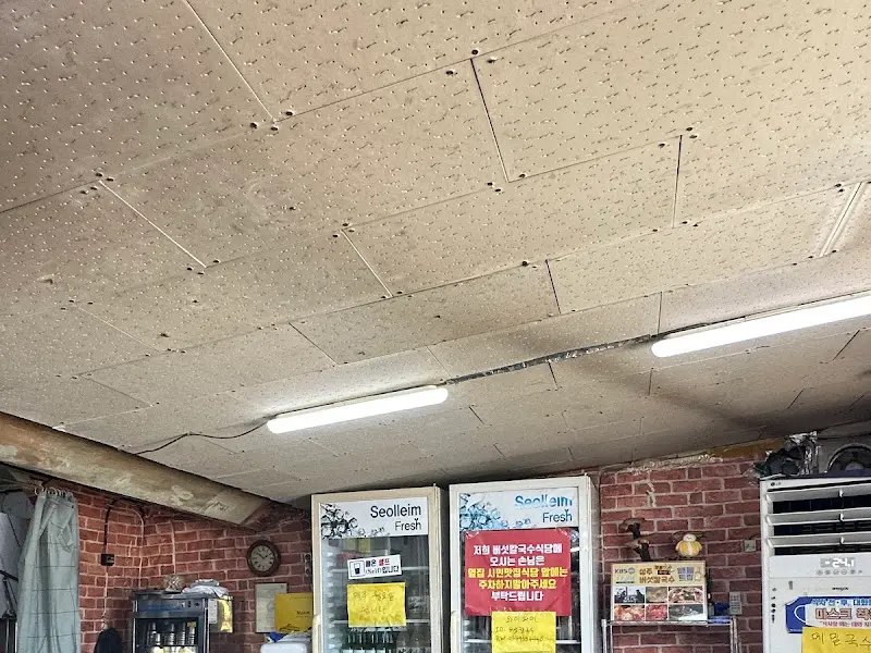 황토골 막국수 실내