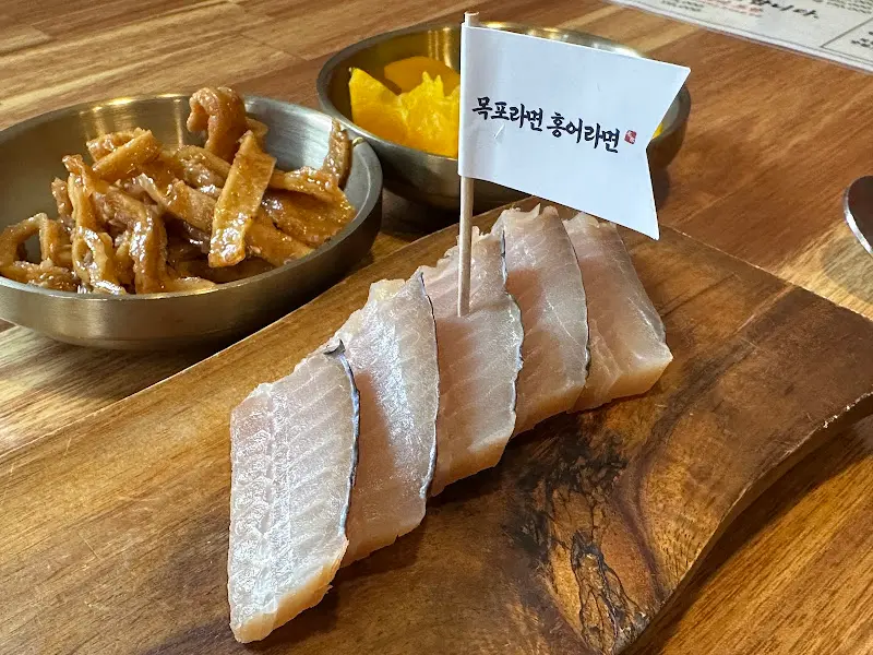 홍어회 한 접시