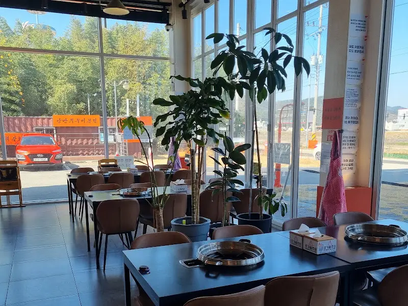 넓고 깔끔한 매장 내부