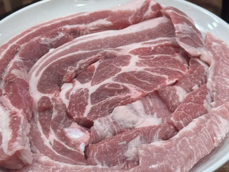 선명한 붉은색과 지방의 조화가 돋보이는 삼겹살