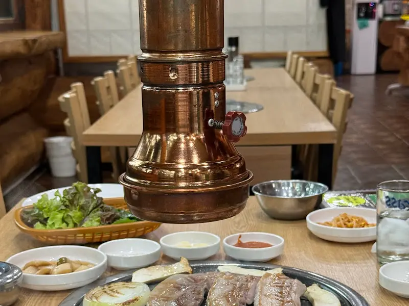 깔끔하게 정돈된 테이블과 식기류