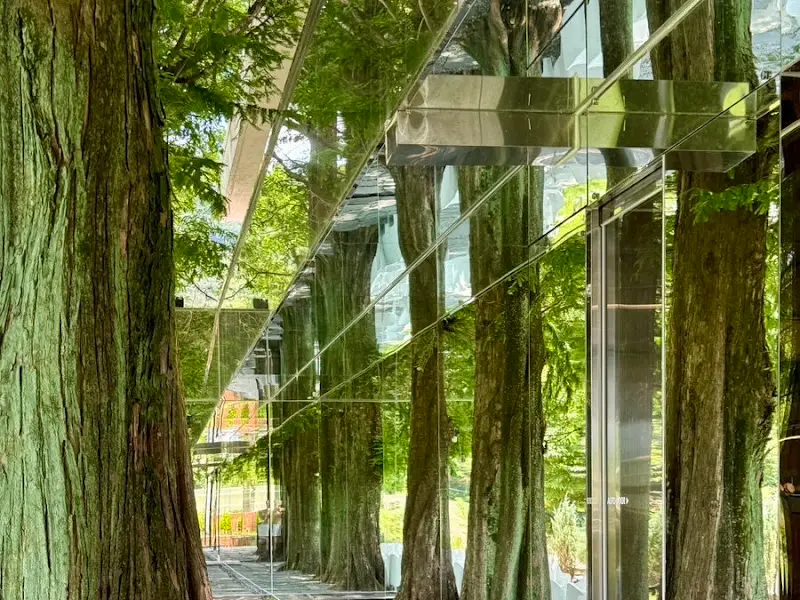 거울로 된 외관