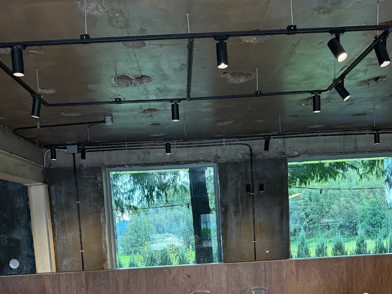 카페 내부 조명