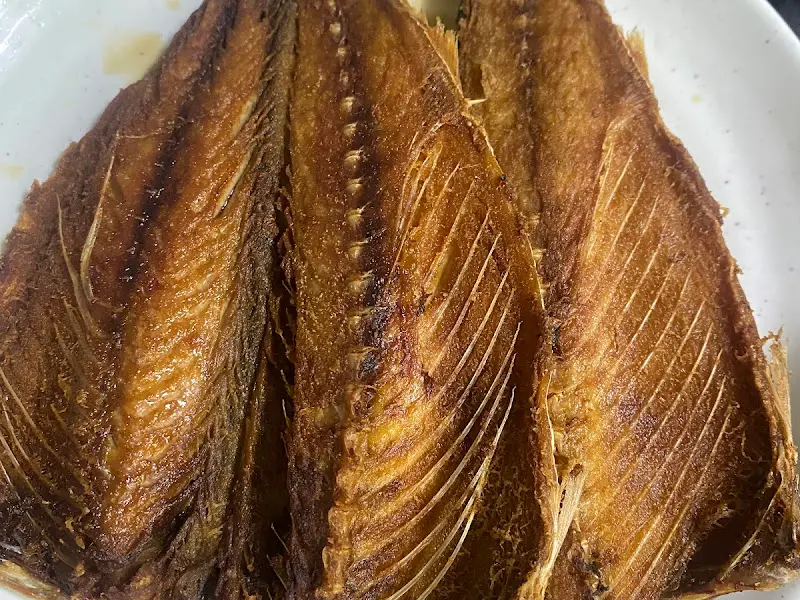 겉은 바삭하고 속은 촉촉하게 구워진 간고등어의 자태