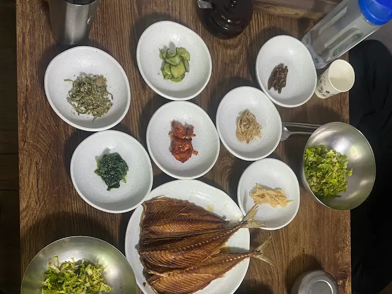 산청식당의 정갈한 밑반찬 구성