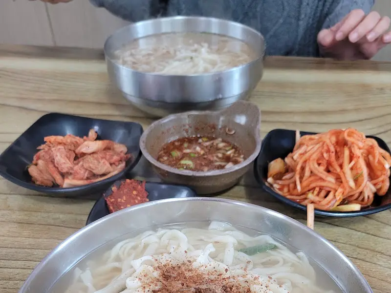 다부네 칼국수 전체 상차림