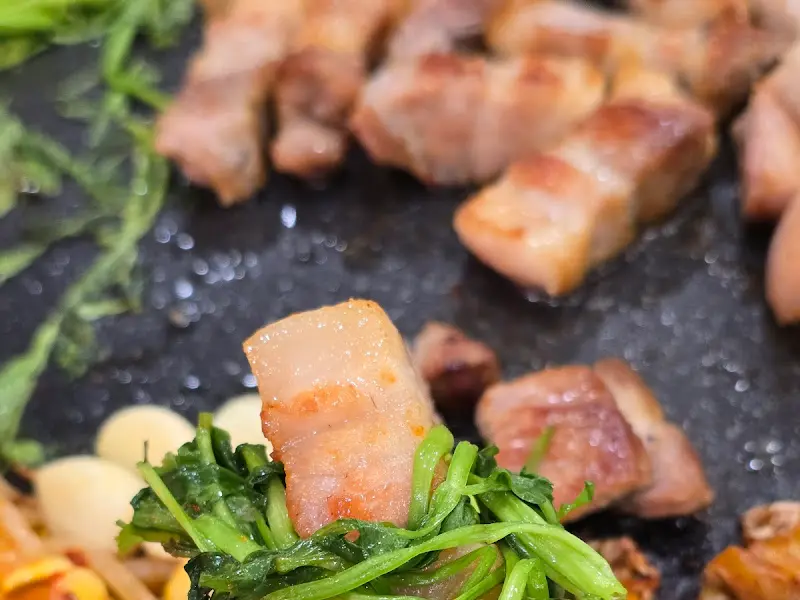 잘 구워진 삼겹살의 클로즈업 샷