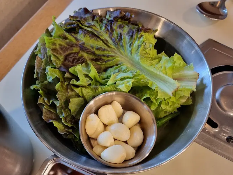 싱싱한 쌈 채소와 마늘