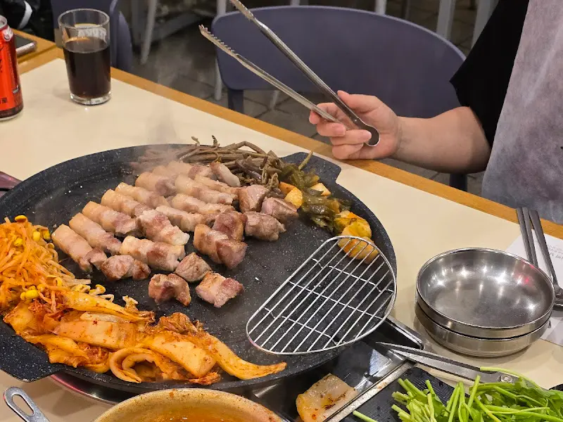 고기를 굽는 모습