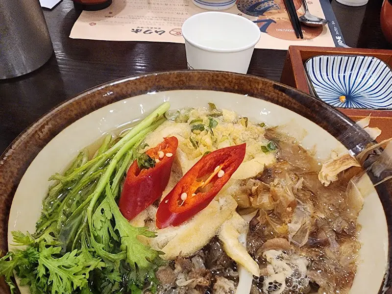 싱싱한 야채와 튀김의 조화