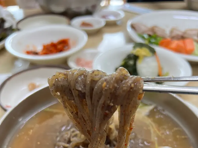 젓가락으로 면을 집어올리는 모습