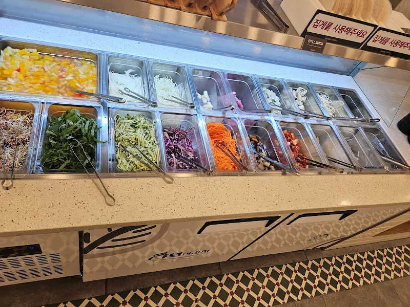 샐러드바에 진열된 신선한 채소와 다양한 샐러드 메뉴들