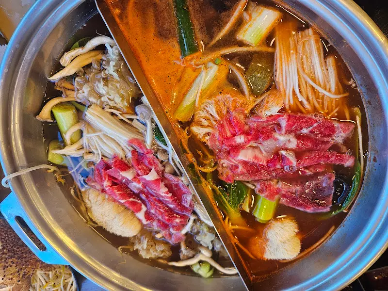 샤브샤브 냄비 속에서 익어가는 소고기와 채소들