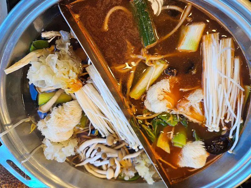 샤브샤브 냄비 속에서 익어가는 채소와 버섯들