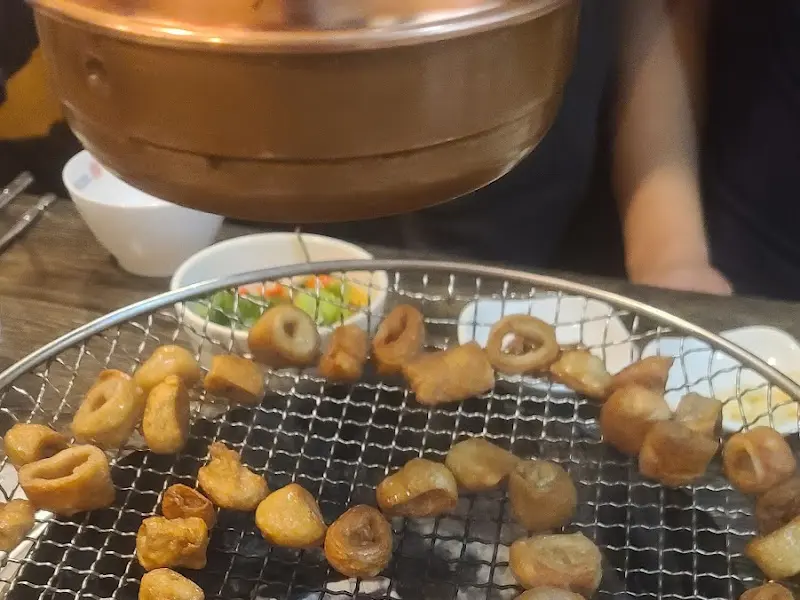 숯불 위에서 노릇하게 구워지는 초벌 막창